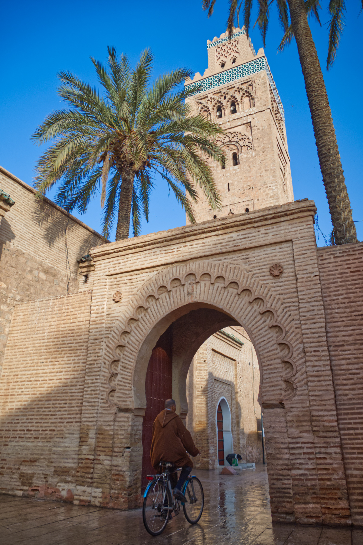marrakech_mystery_door_man_img
